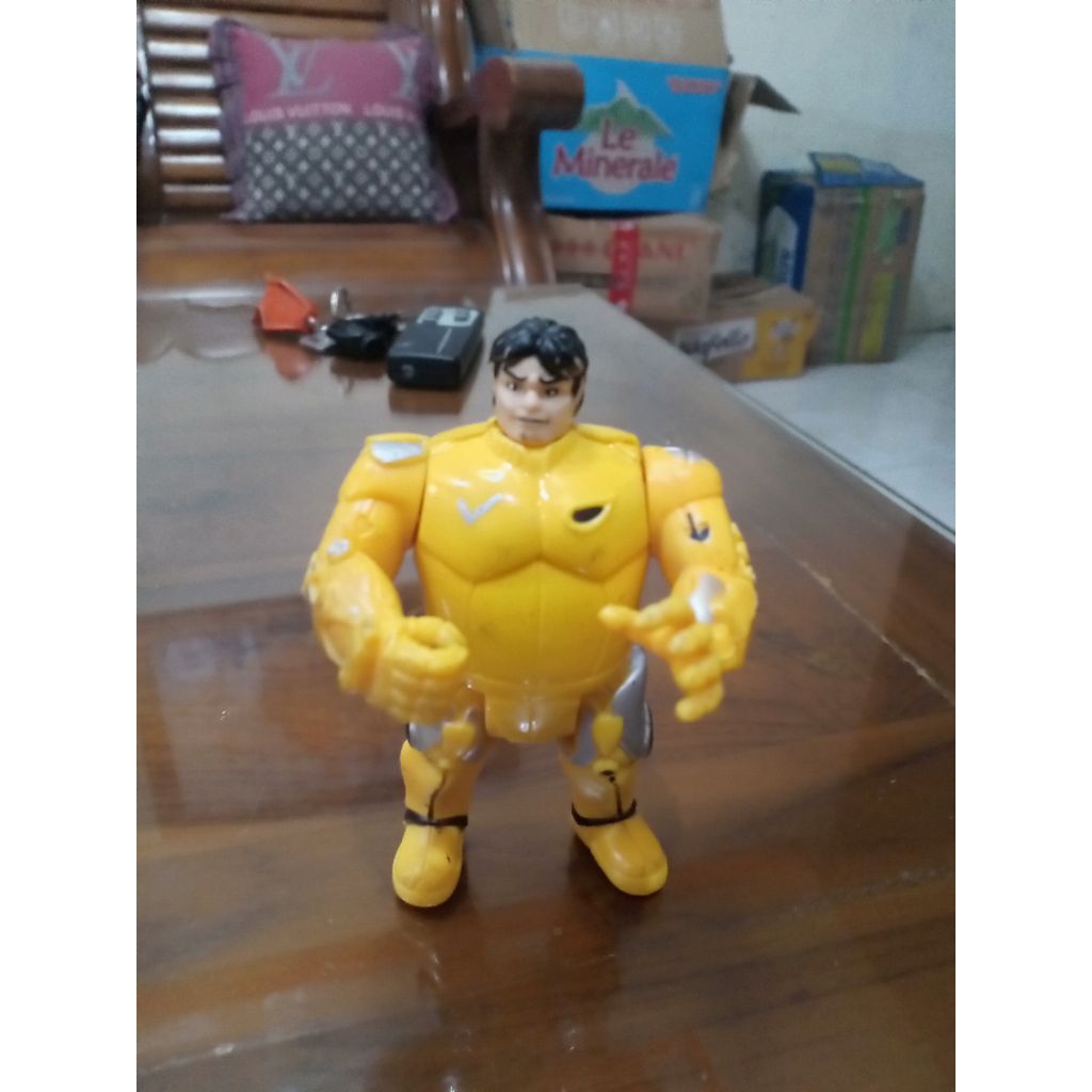 voltron figure pilot kuning no brand kondisi sesuai foto