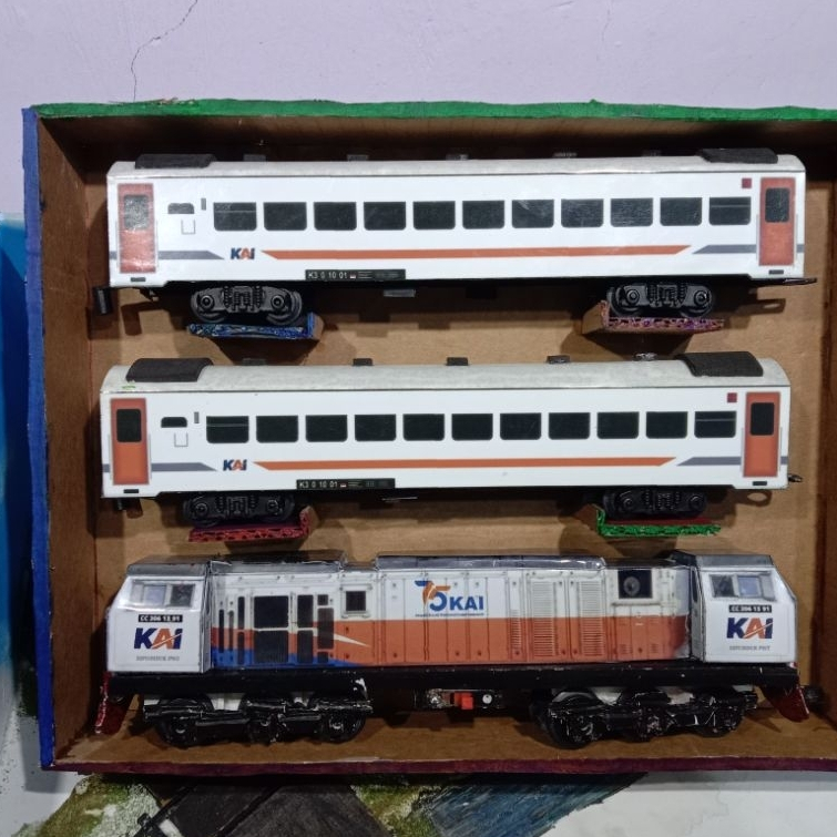 [Bermesin] 1 Set Kereta Api Indonesia CC206