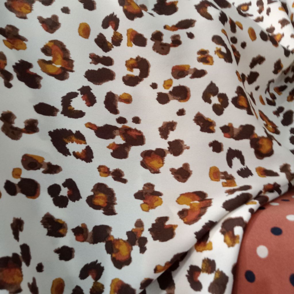 kain crepe Zara motif macan premium -crepe Zara ceruti harga/0,5m