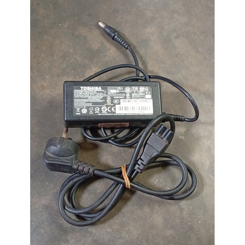 Adaptor Charger Laptop Toshiba Bekas Normal