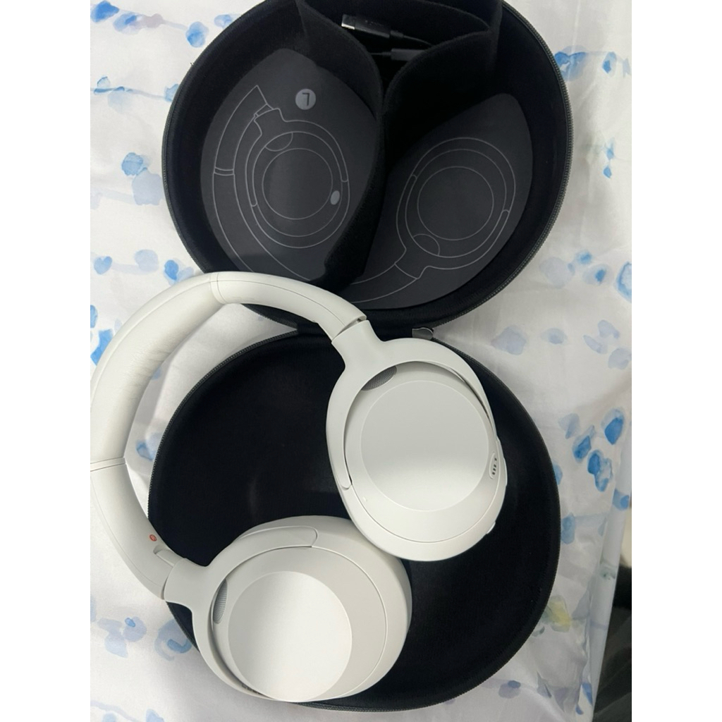 Sony Ultwear - Noise Canceling (off-white)