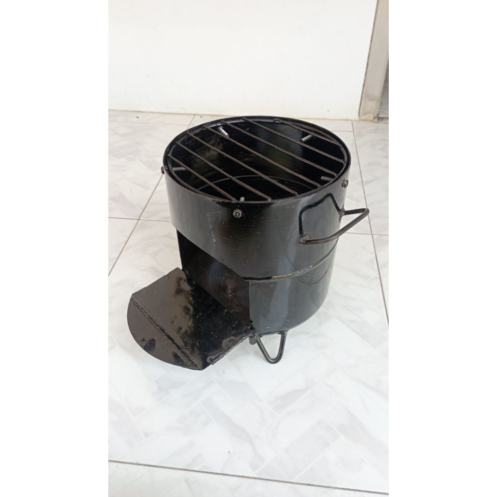 kompor atau tungku kayu bakar portable. tungku terbuat dari bahan plat besi. tungku kayu ini sudah d