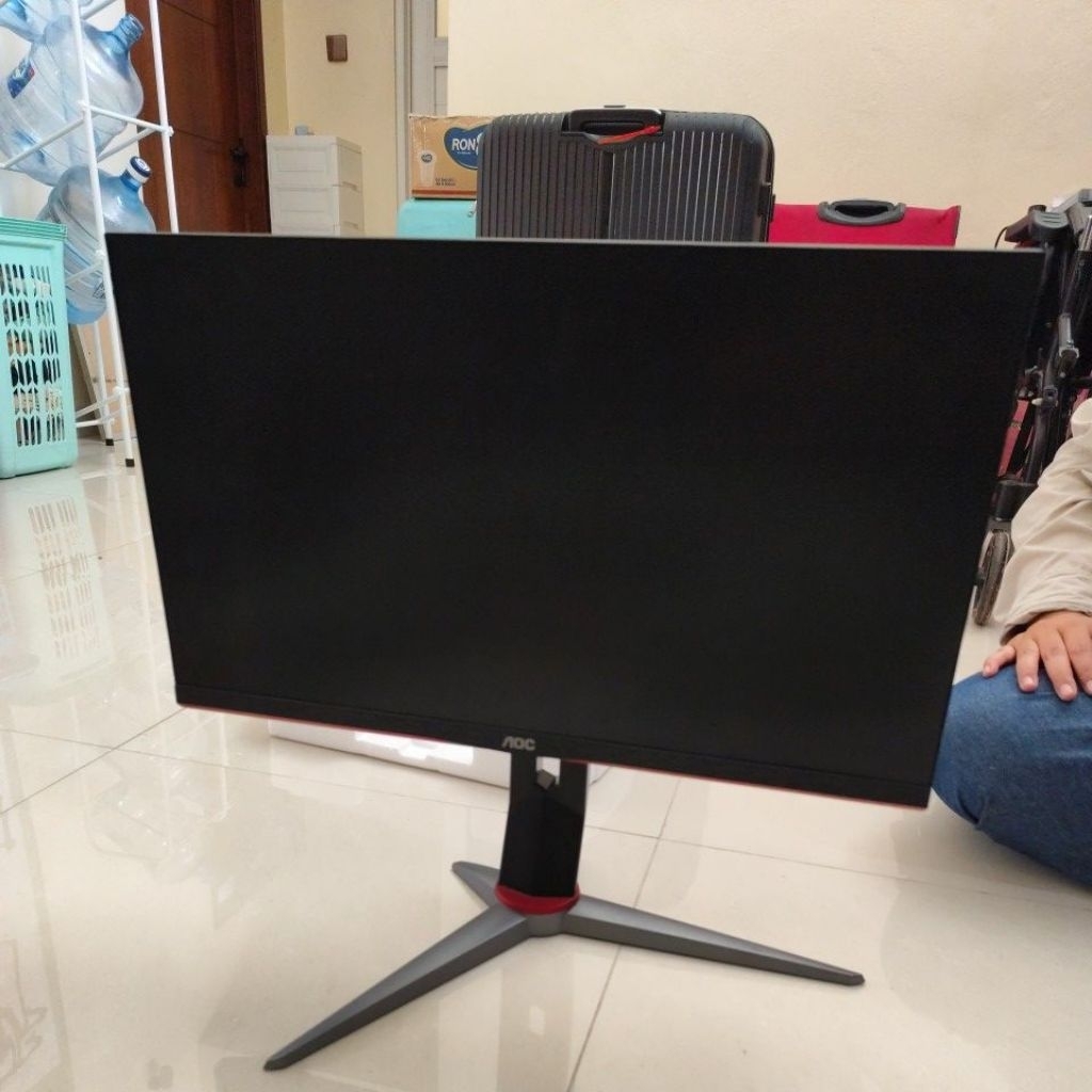 Monitor second merk AOC 24 inch, layar bergaris