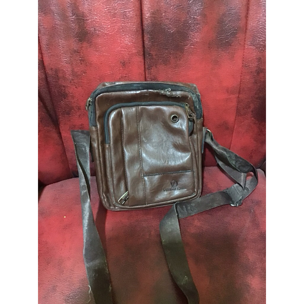 Preloved Tas Selempang Pria Kulit Cokelat Videng King Minus