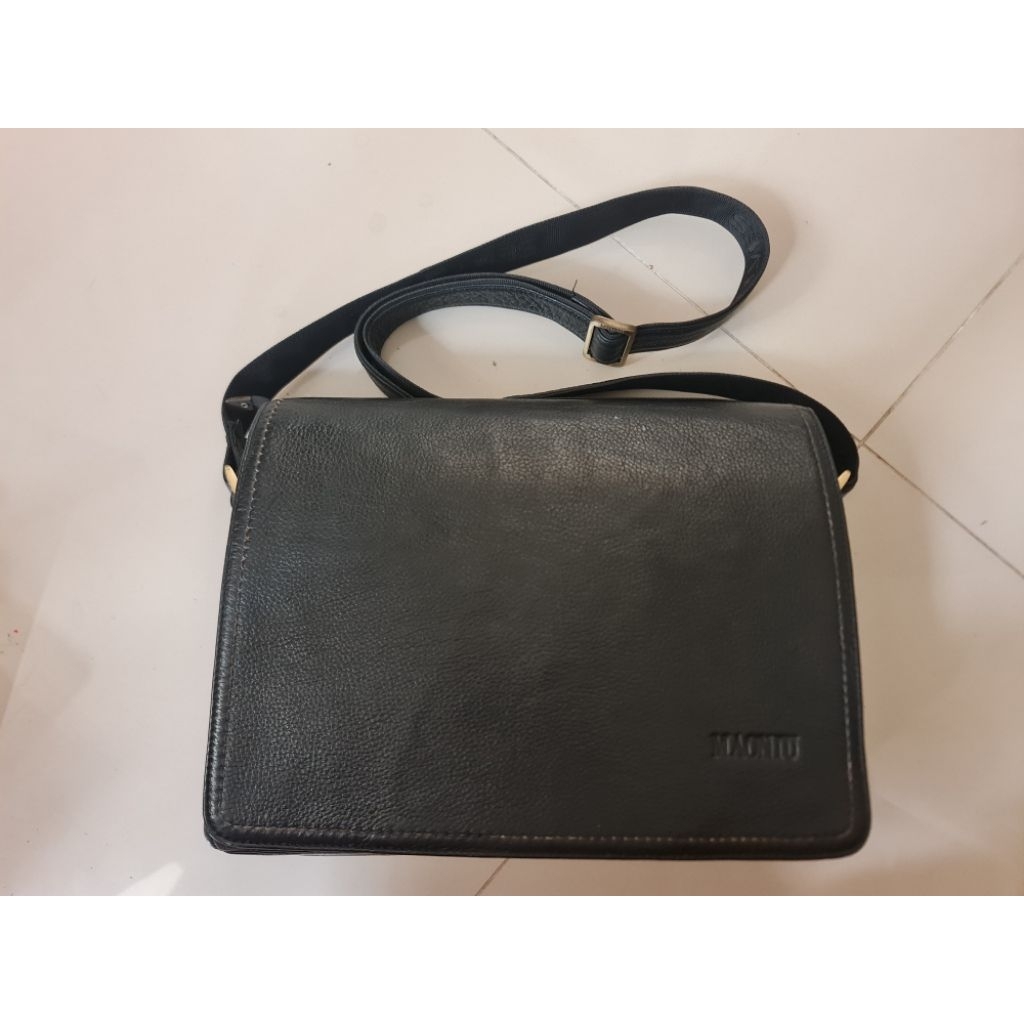 225. Sling Messenger Bag Men Pria Black Preloved / Mantan / Bekas / Second Size : 31cm x 8cm × 24cm 