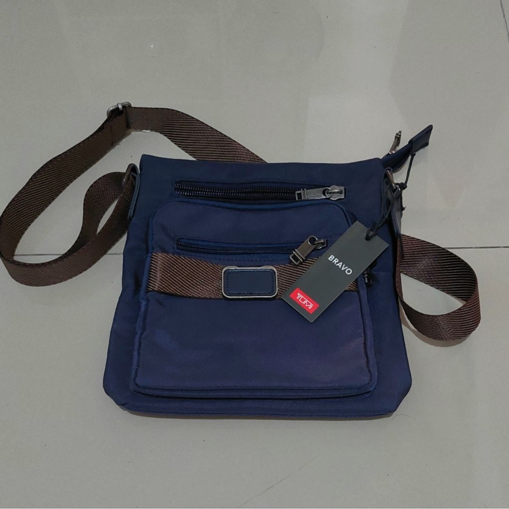 Tas selempang kecil tumi
