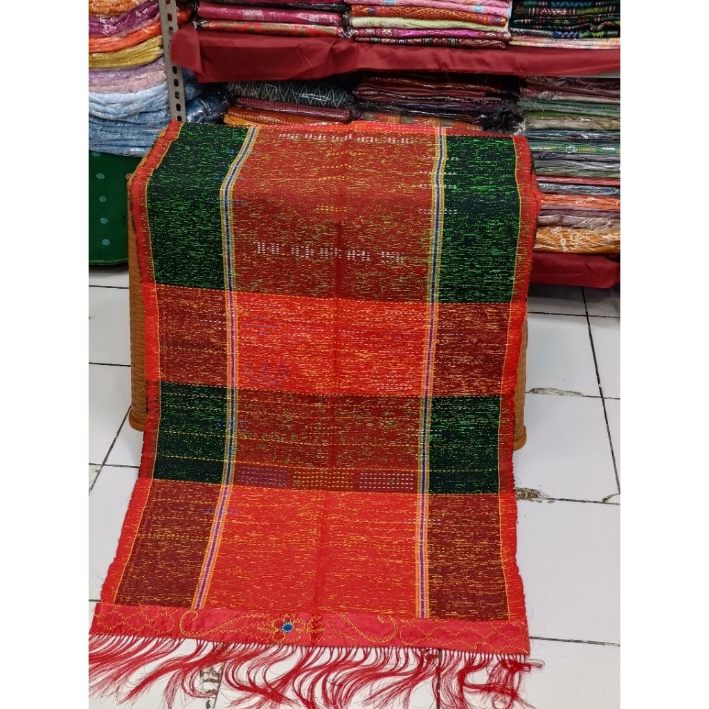 ULOS SADUM MARUMBAI WARNA MERAH SISI MARUN