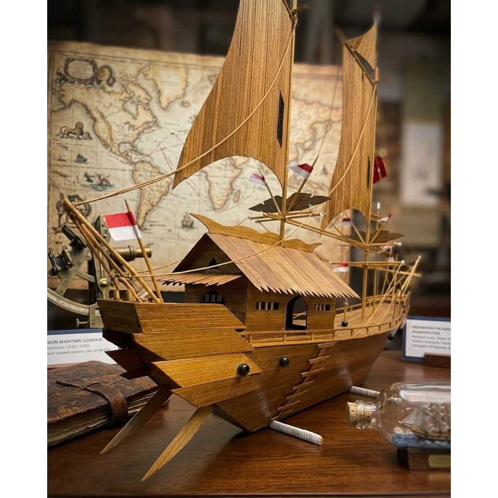 Miniatur Kapal Layar Phinisi Kayu Premium - Kerajinan Tangan Pajangan Dashboard Meja Kantor Home Dec