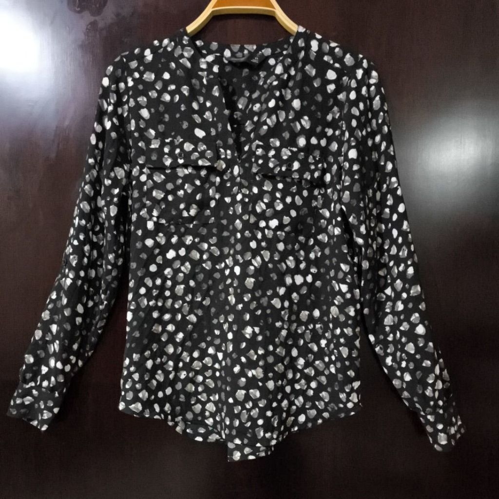 Vera wang black leopard blouse long sleeves
