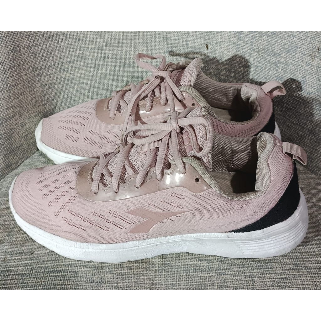 Sepatu merk Diadora SZ.37 ORI second