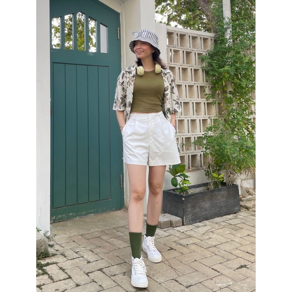 Celana pendek rapi lipit putih uniqlo