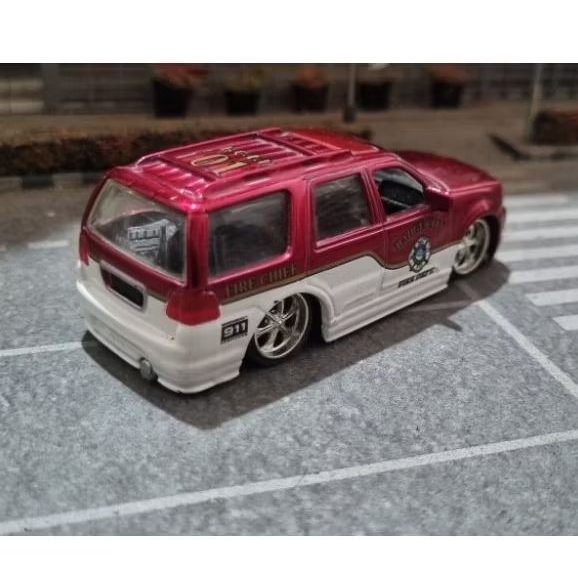 Diecast skala 64 Jada Lincoln Navigator
