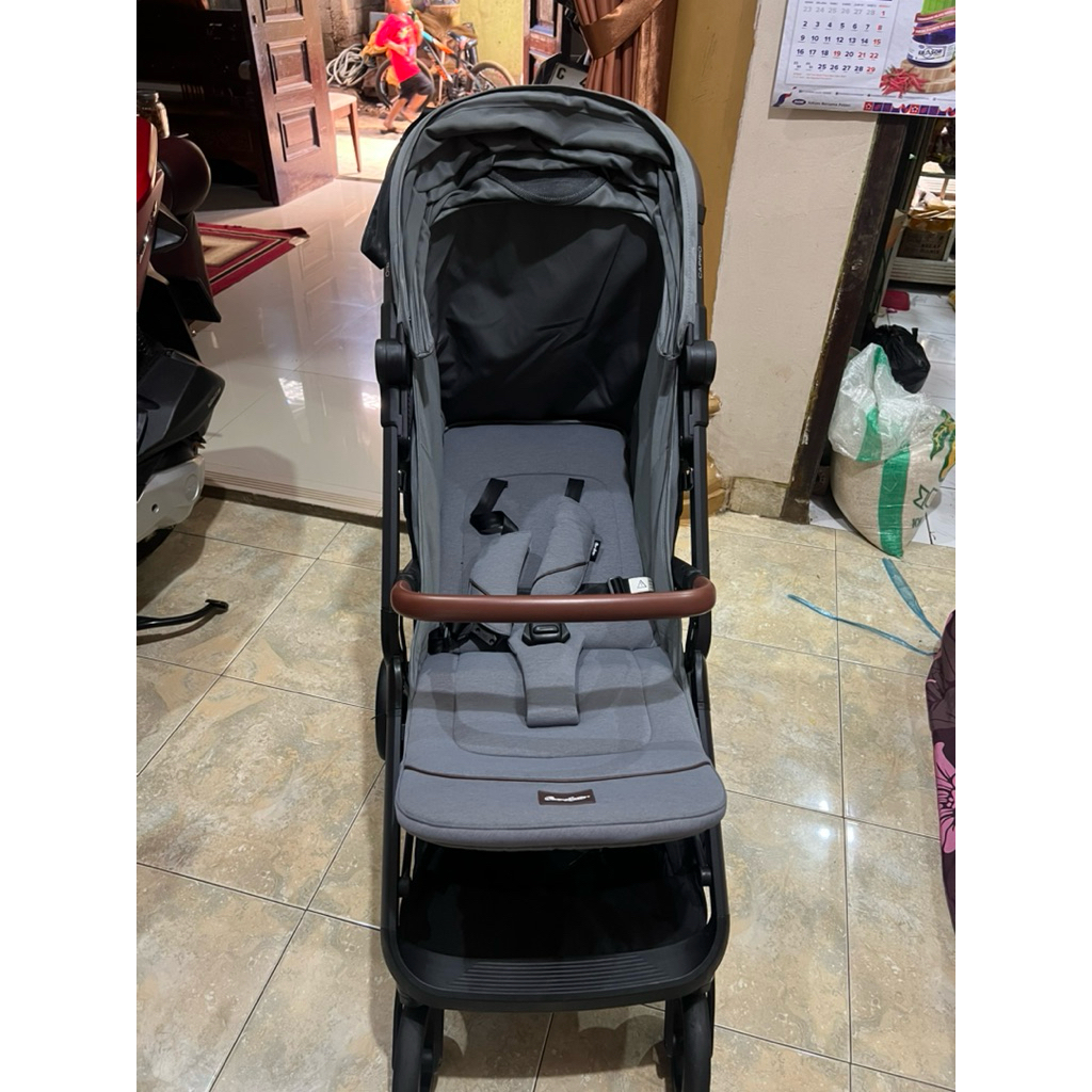 Preloved Stroller Bayi Cocolatte Conic Auto Otomatis Lipat dengan Roda 360°
