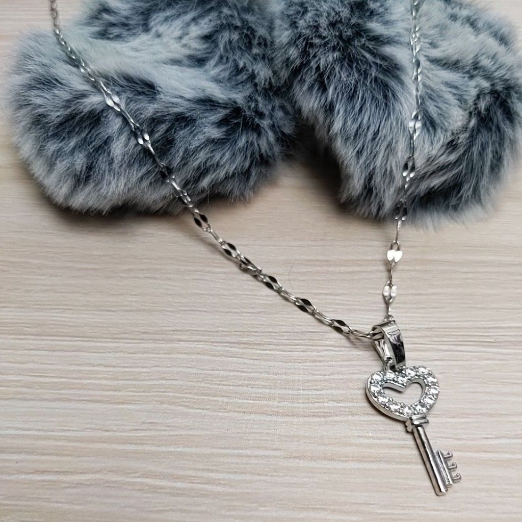 Kalung Liontin Kunci Silver Titanium