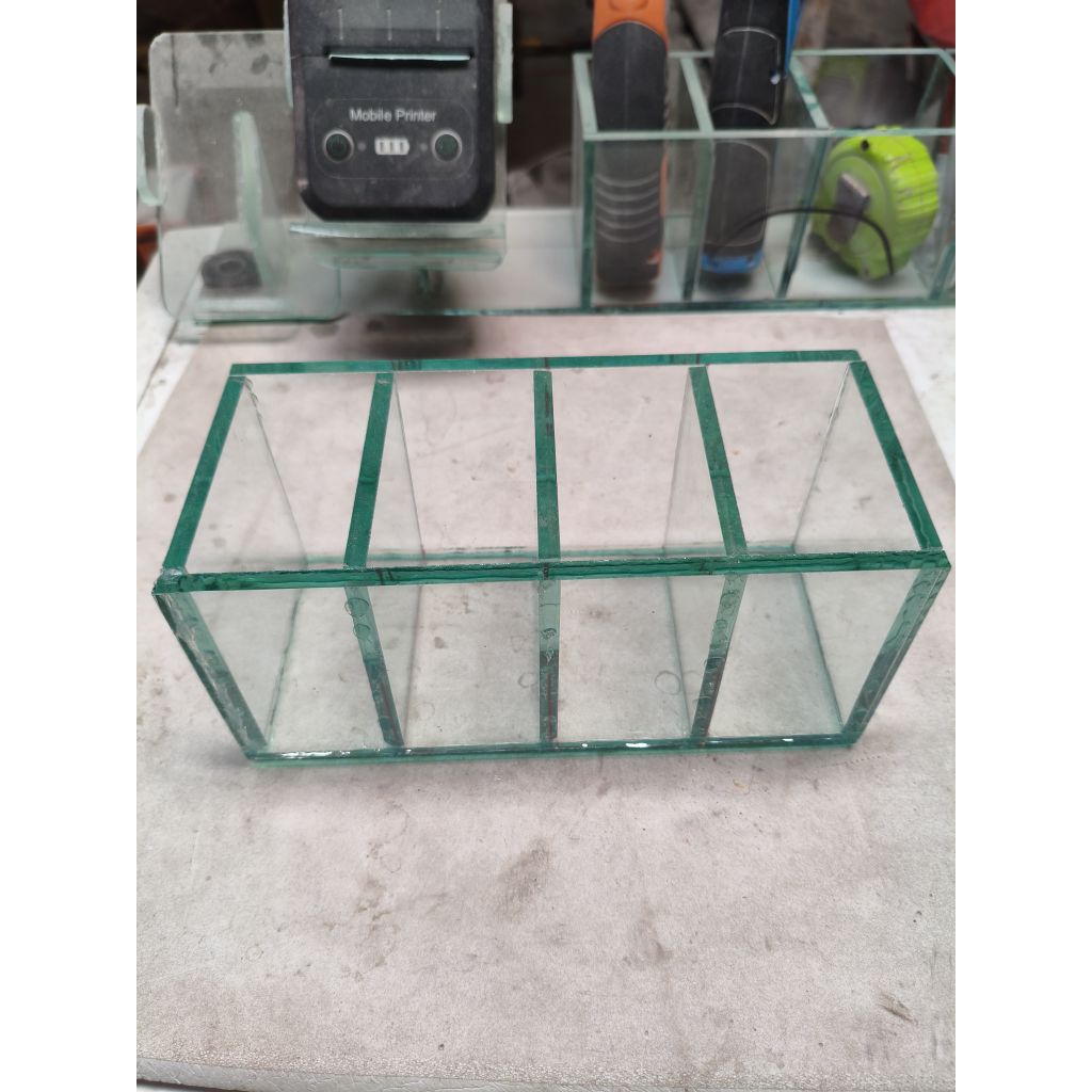 kotak penyimpanan alat tulis 4 kamar 20 x10 x10 cm bahan dari kaca tebal 6 mm, asahi lebih jernih