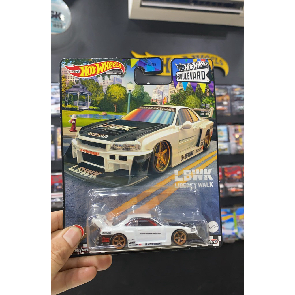 Hotwheels Boulevard R34 LBWK White