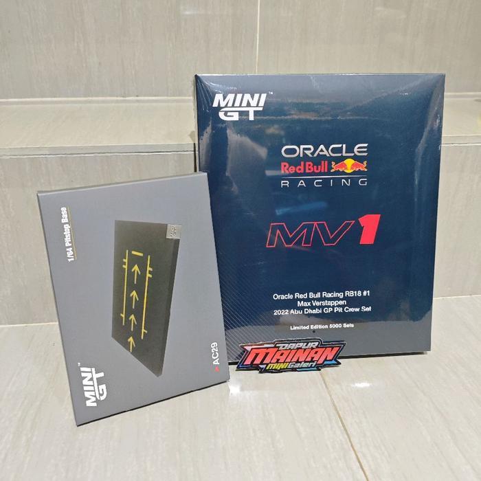 MINI GT 520 AC28 RED BULL PIT CREW SET MAX VERSTAPPEN WITH PIT STOP BASE ORACLE RED BULL RACING RB18