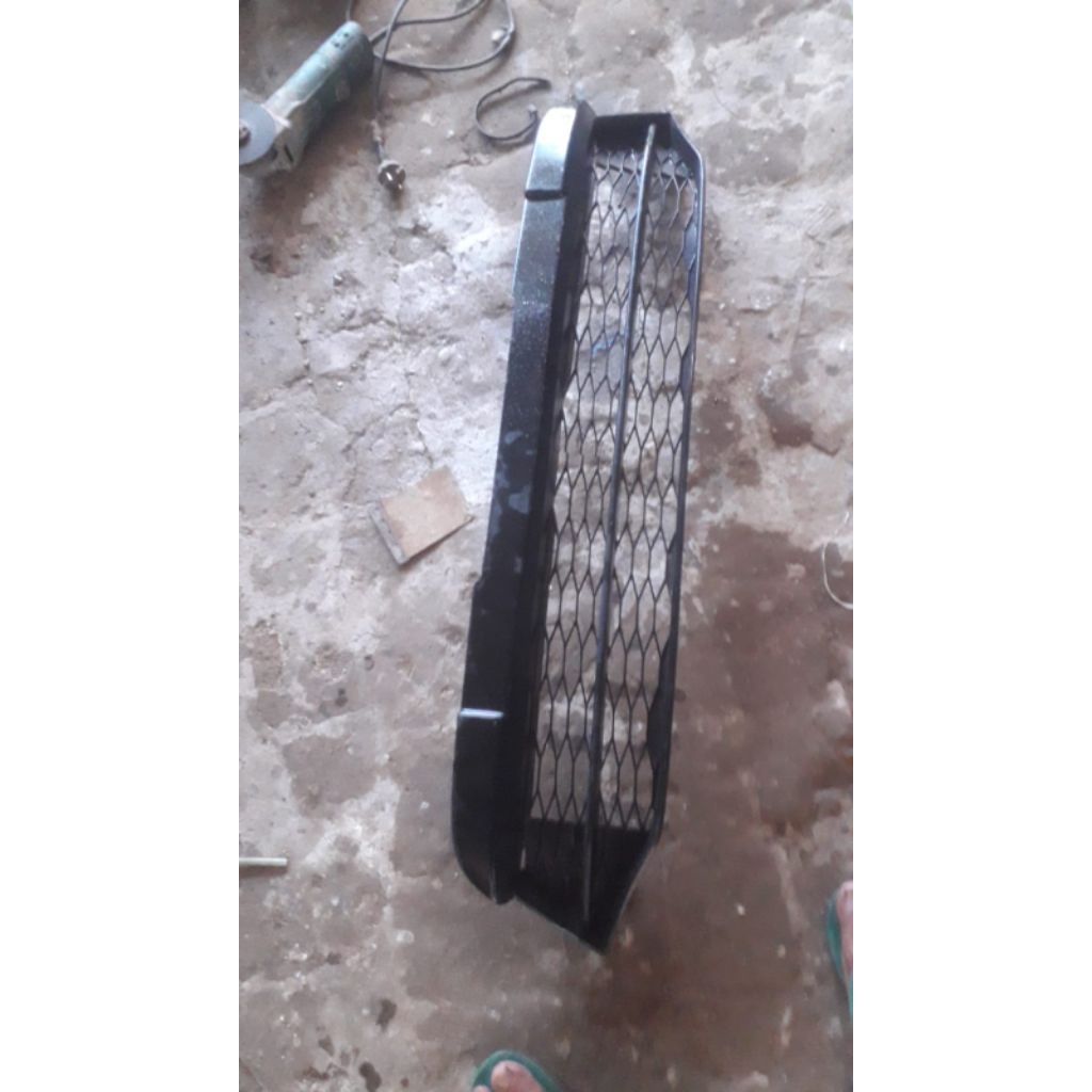 Ram bumper depan jazz tahun  2010
