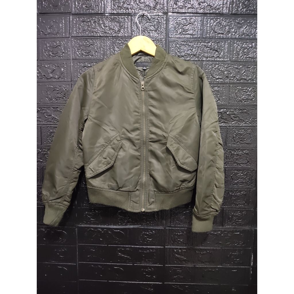 bomber Uniqlo tag hitam size s