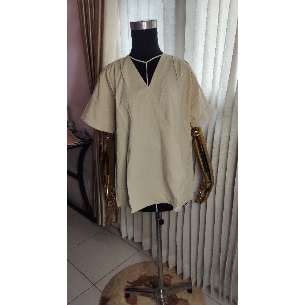 [PRELOVED] Chapter*9 x Nagita Slavina Blouse Wanita Cream Krim V Neck Lengan Pendek XL