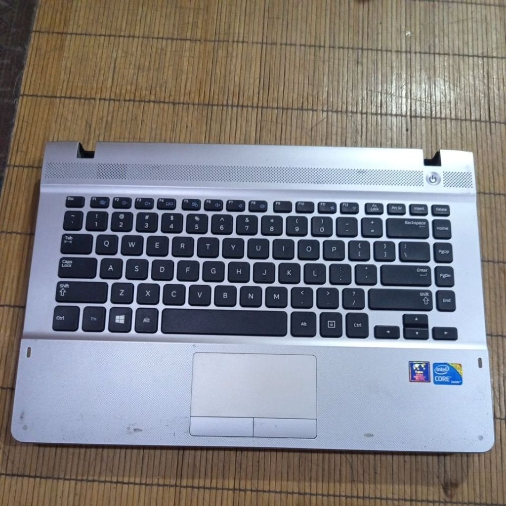 Casing Bawah Bottom Case Samsung NP300E4V + Casing Tengah Palmrest