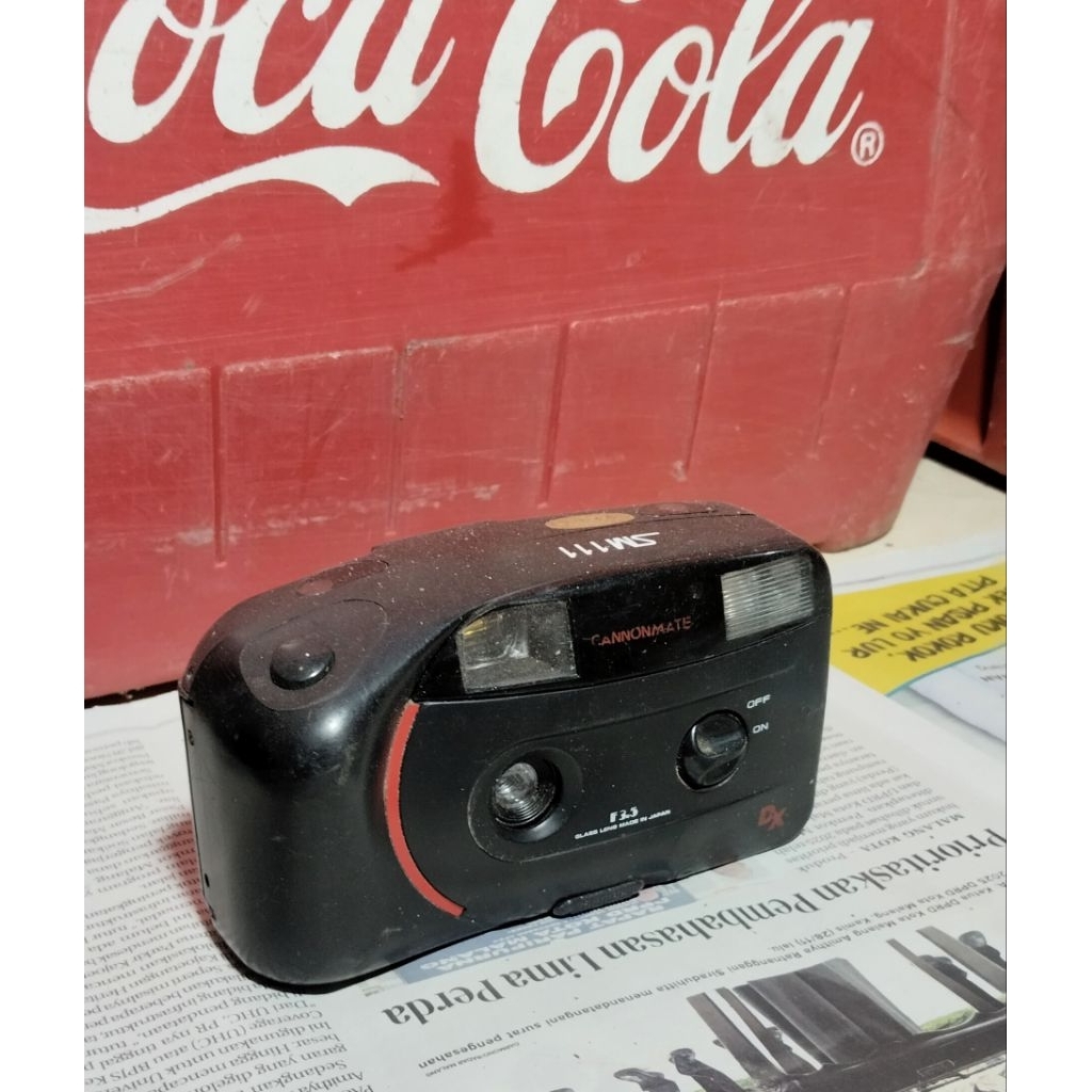 kamera analog jadul canon mate display ruangan
