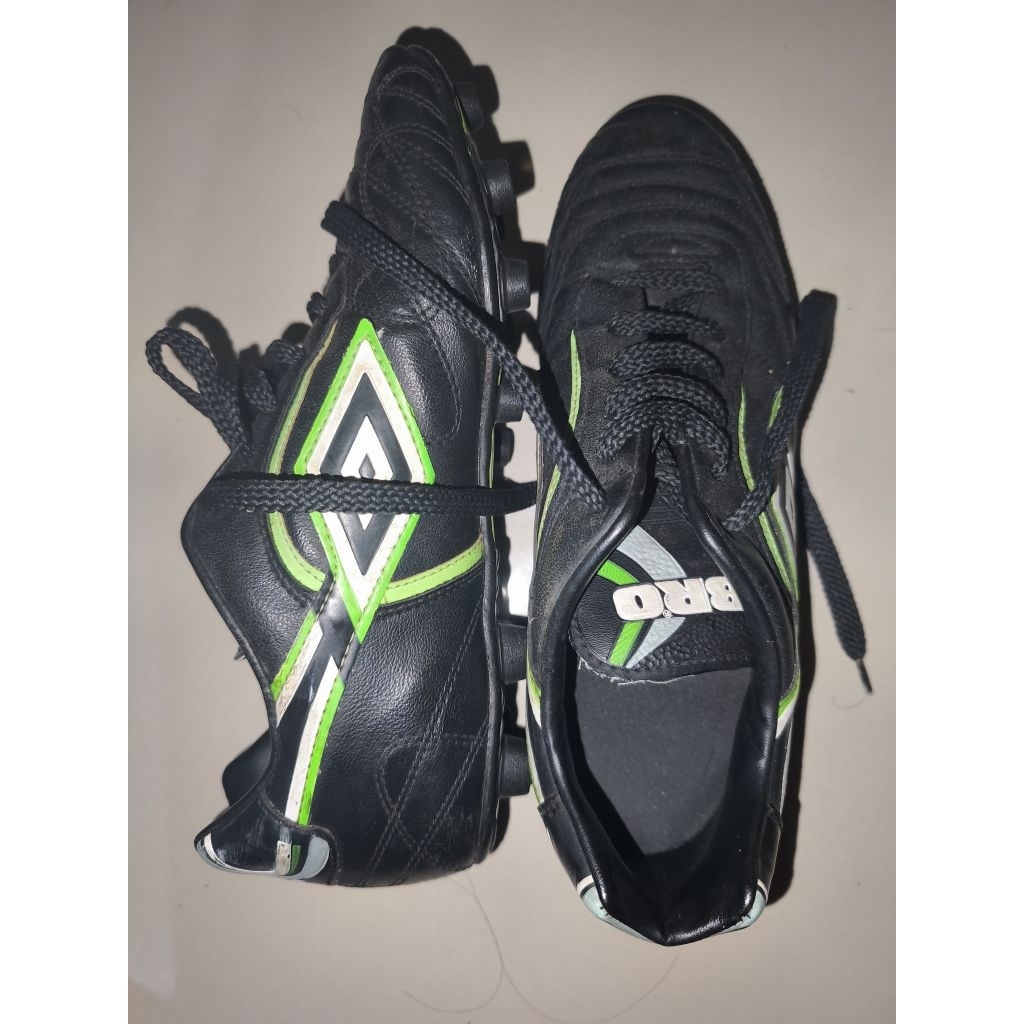 sepatu bola bekas merk umbro