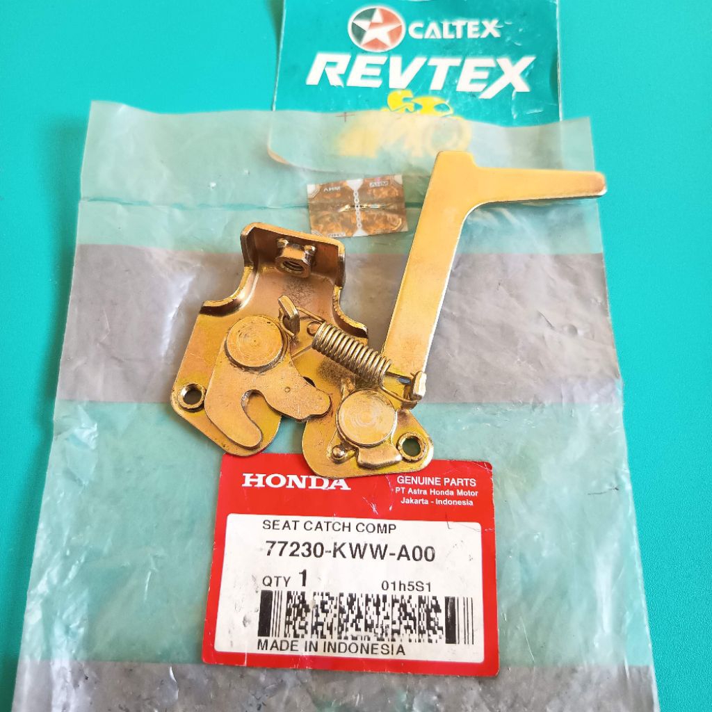 dudukan lawan kunci jok pengait kunci jok Honda Revo 110 karbu Revo absolute original ahm 77230-KWW-