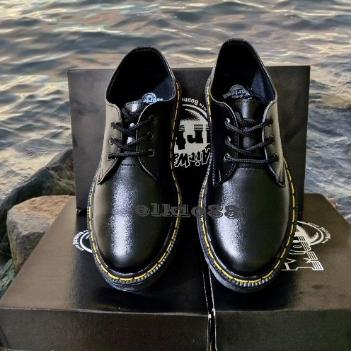 SEPATU DR. MARTENS 3HOLE SOLE HITAM. SEPATU PENDEK PRIA DOKMAR KLASIK. SEPATU FORMAL DOCKMART
