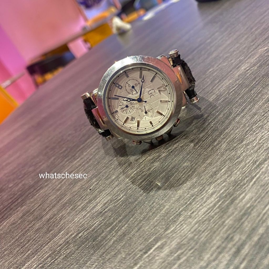 { Prealoved } Guess Collection GC 31000g 100 meters /330 feet