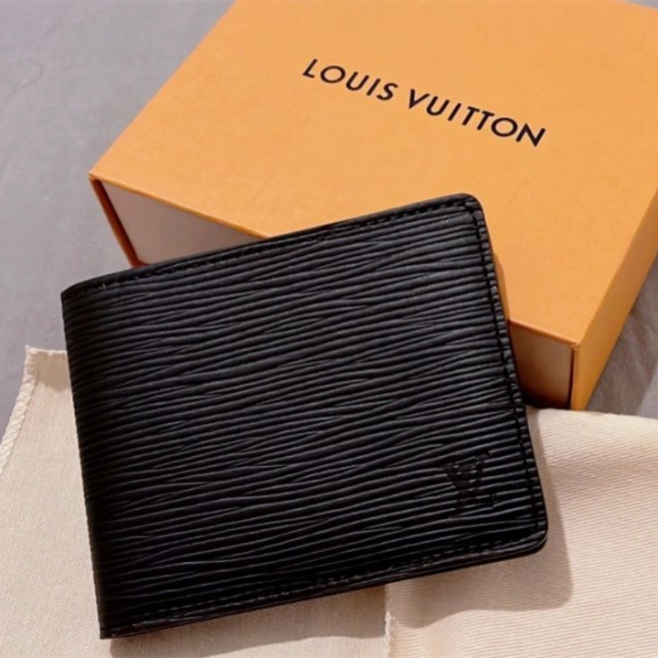 Dompet pria Louis Vuitton Slender M60332, warna hitam pekat dengan motif gelombang khas Epi leather 