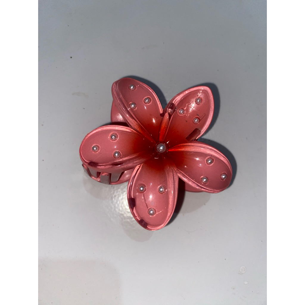 Jepit Rambut Bunga Kamboja - Motif Bunga, Tekstur Glossy, Warna Bervariasi