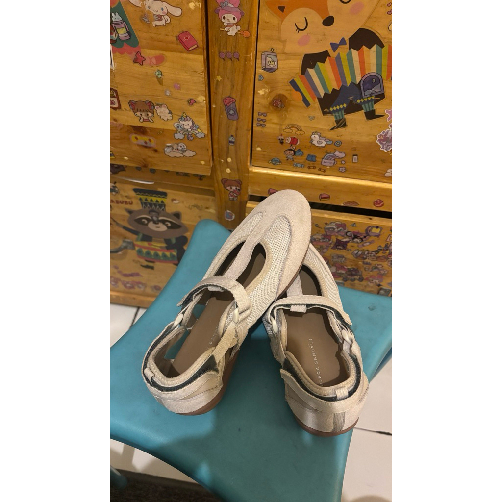 Hijack sandals