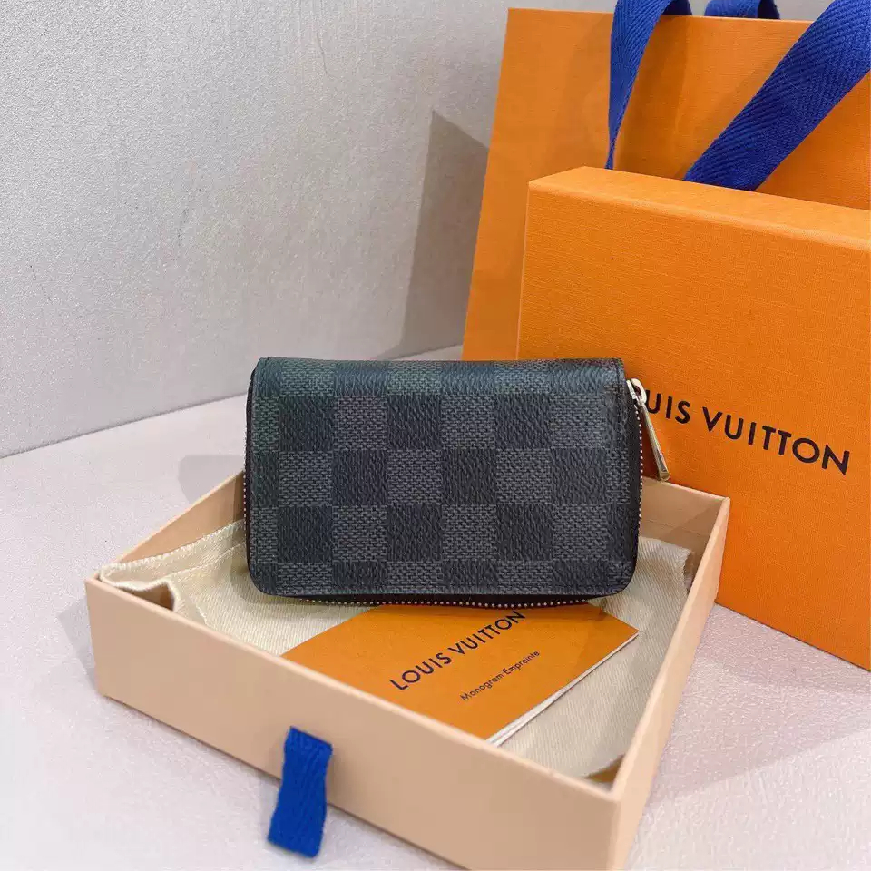reloved dari Prancis – Dompet LV Louis Vuitton Zippy coin purse ini hadir dalam motif Damier hitam a