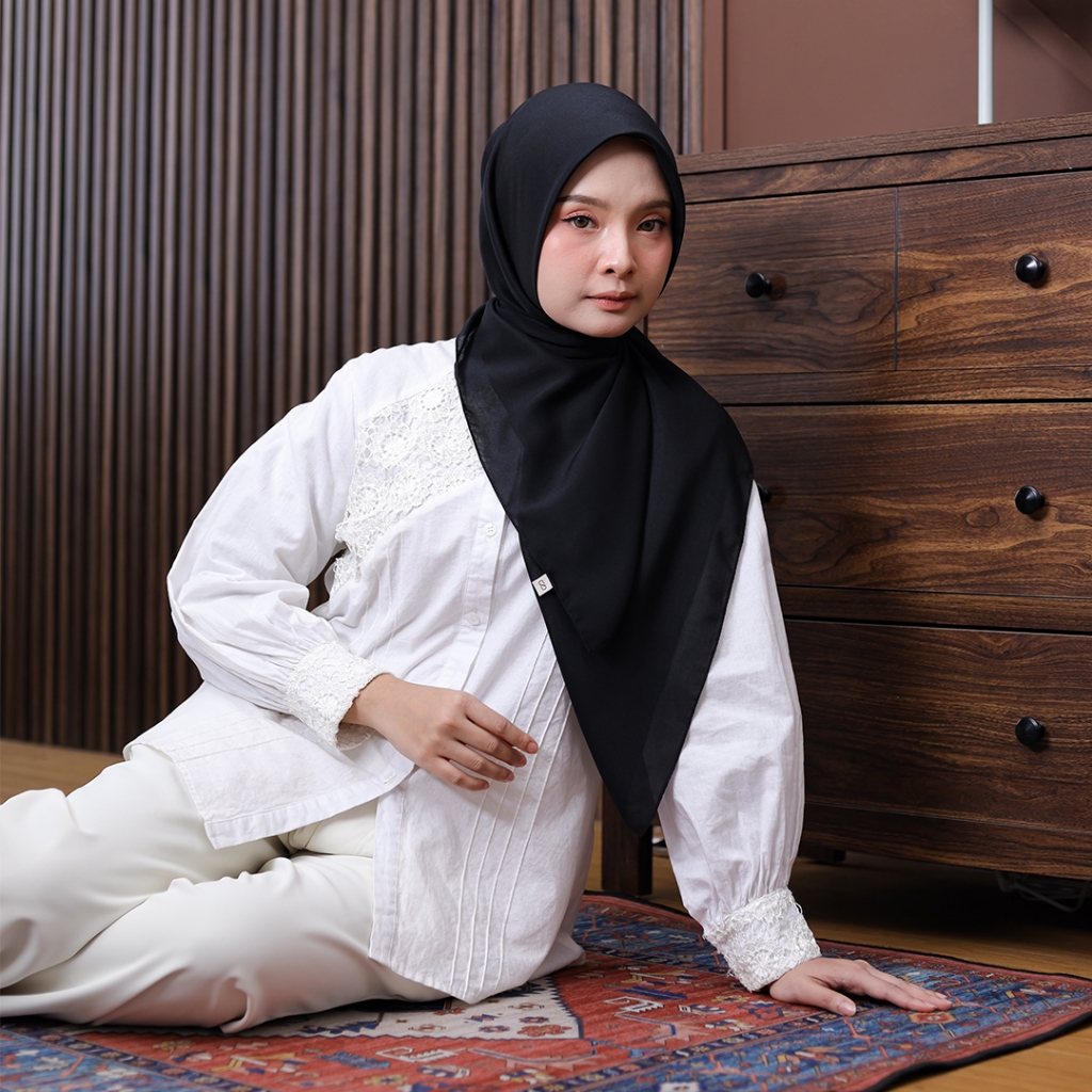 Official Umama Scarf - Kerudung Polos Segi Empat Jahit Tepi Voal Zakia Pouch