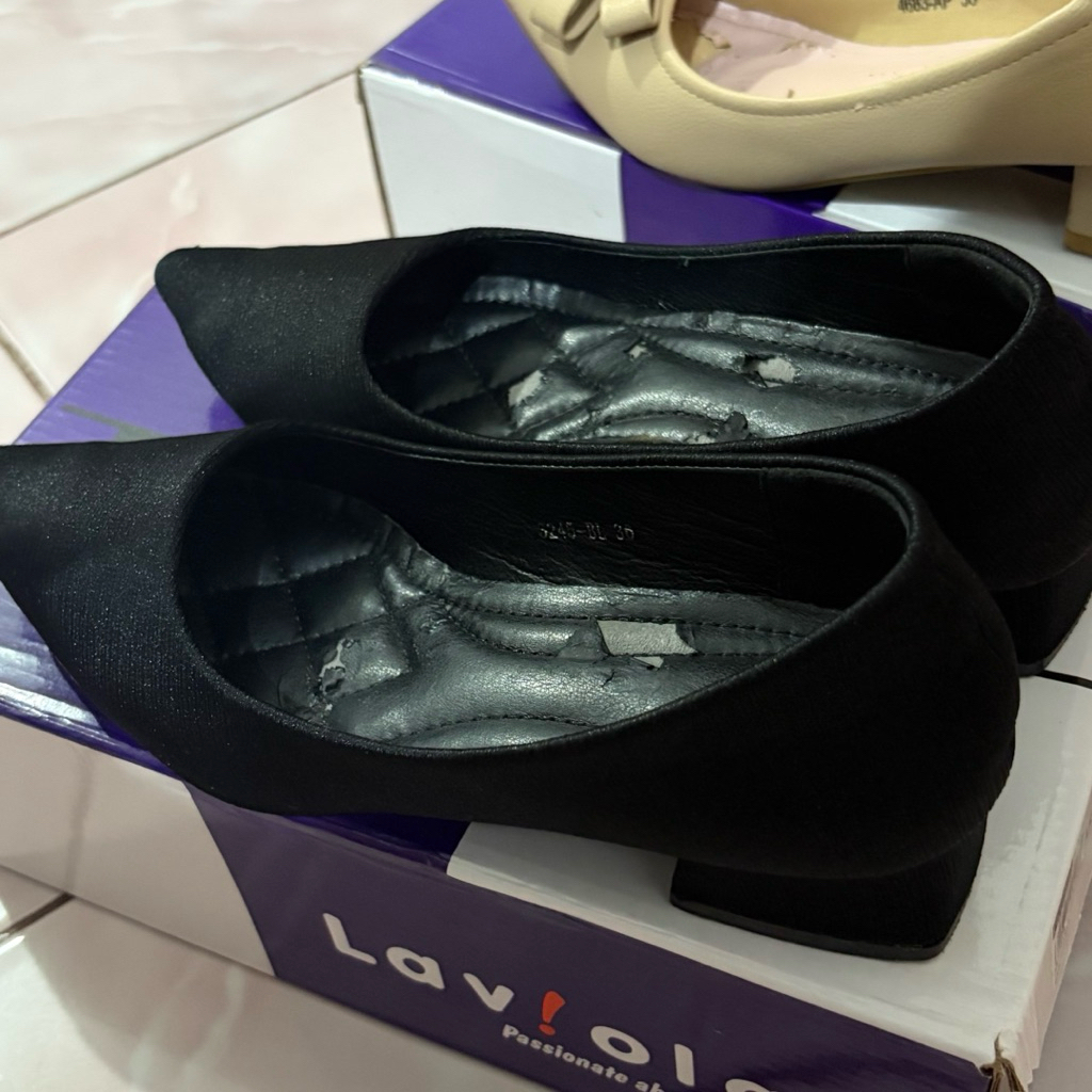 preloved heels laviola ADA MINUS size 36 warna hitam