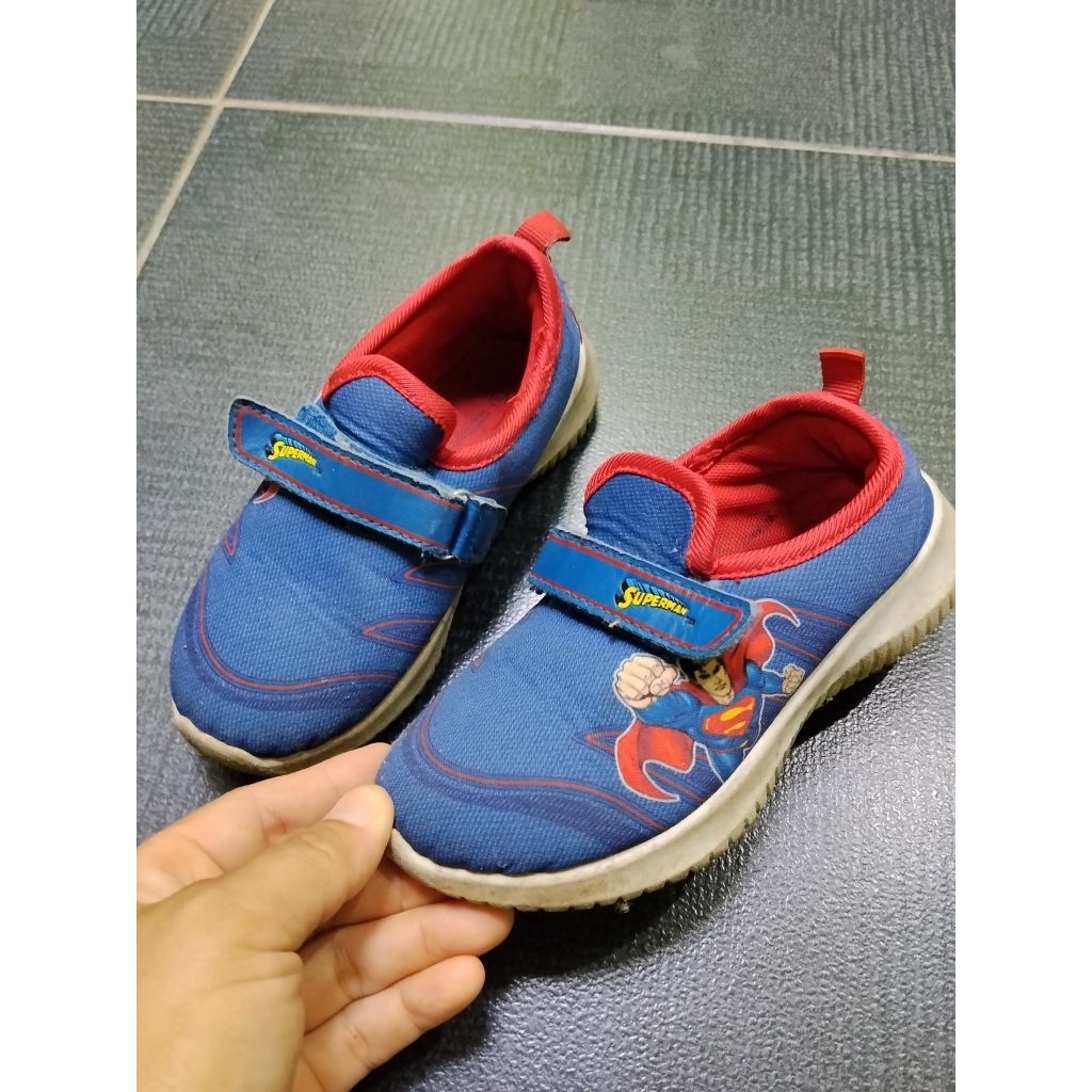 sepatu anak laki laki superman bekas pakai maximal usia 4 tahun pl