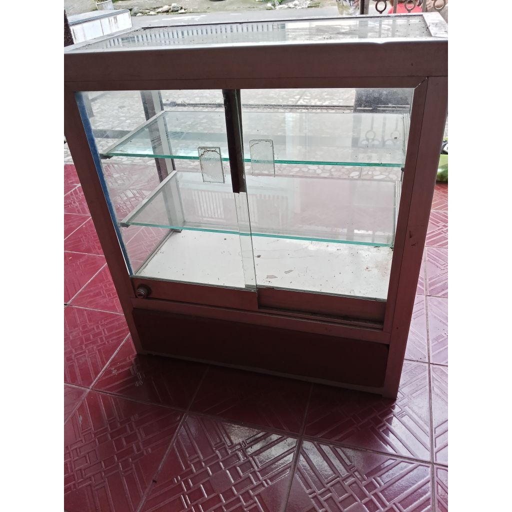 Etalase Bekas Rokok