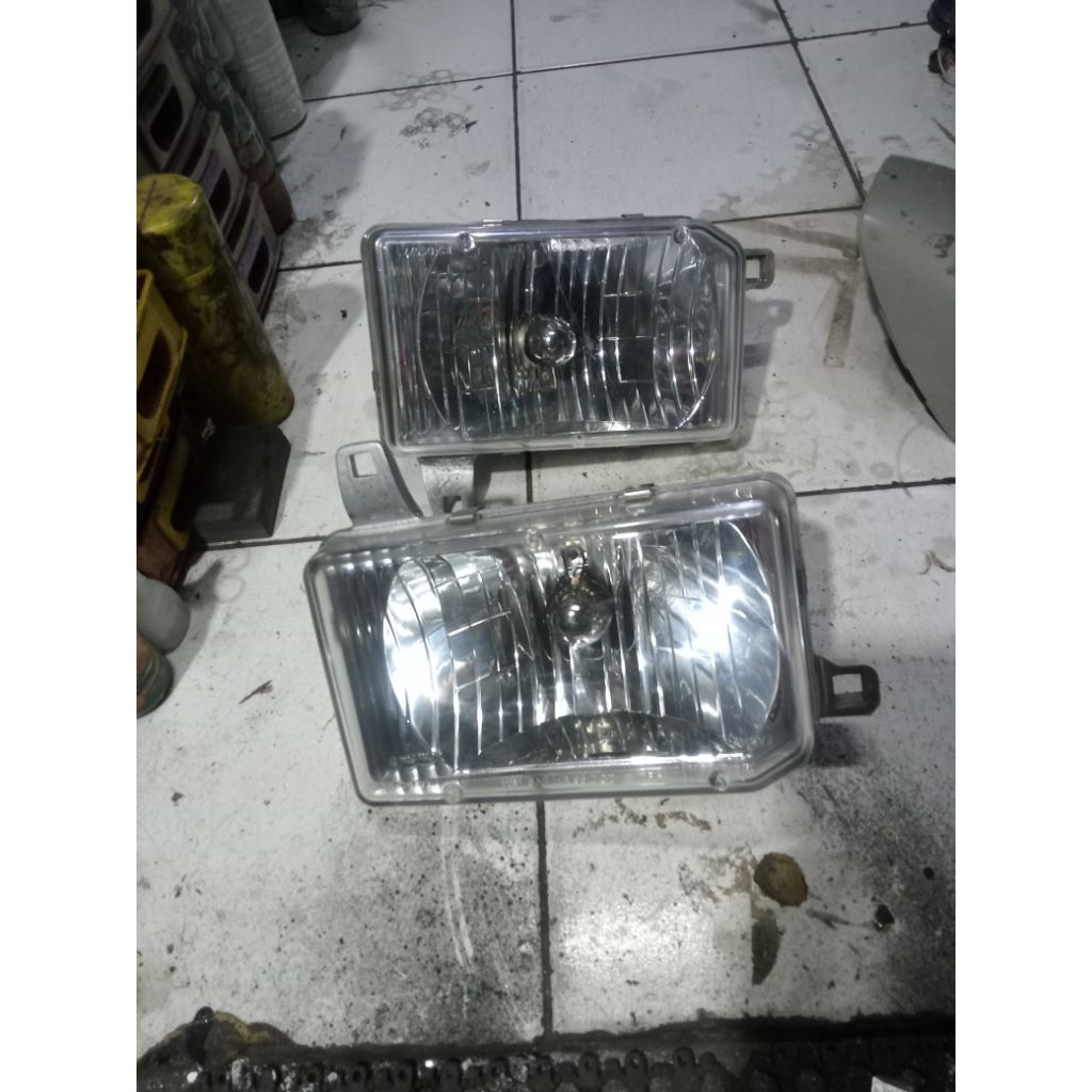lampu depan mobil Nissan Terrano