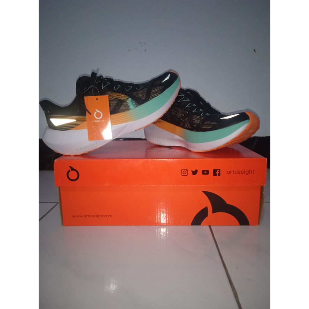 Ortuseight Hyperglide 3.1 Black/Ortrange sepatu running