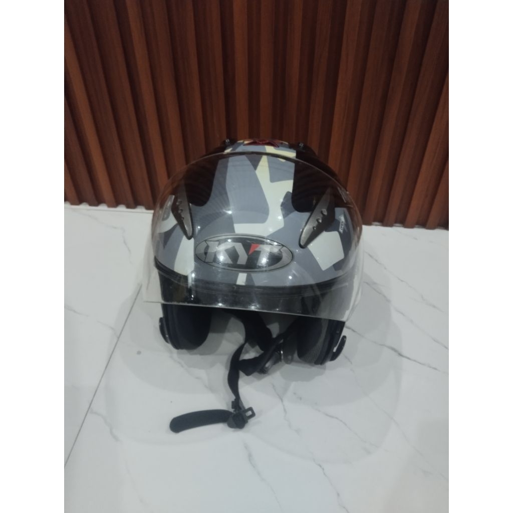 Helm pria KYT
