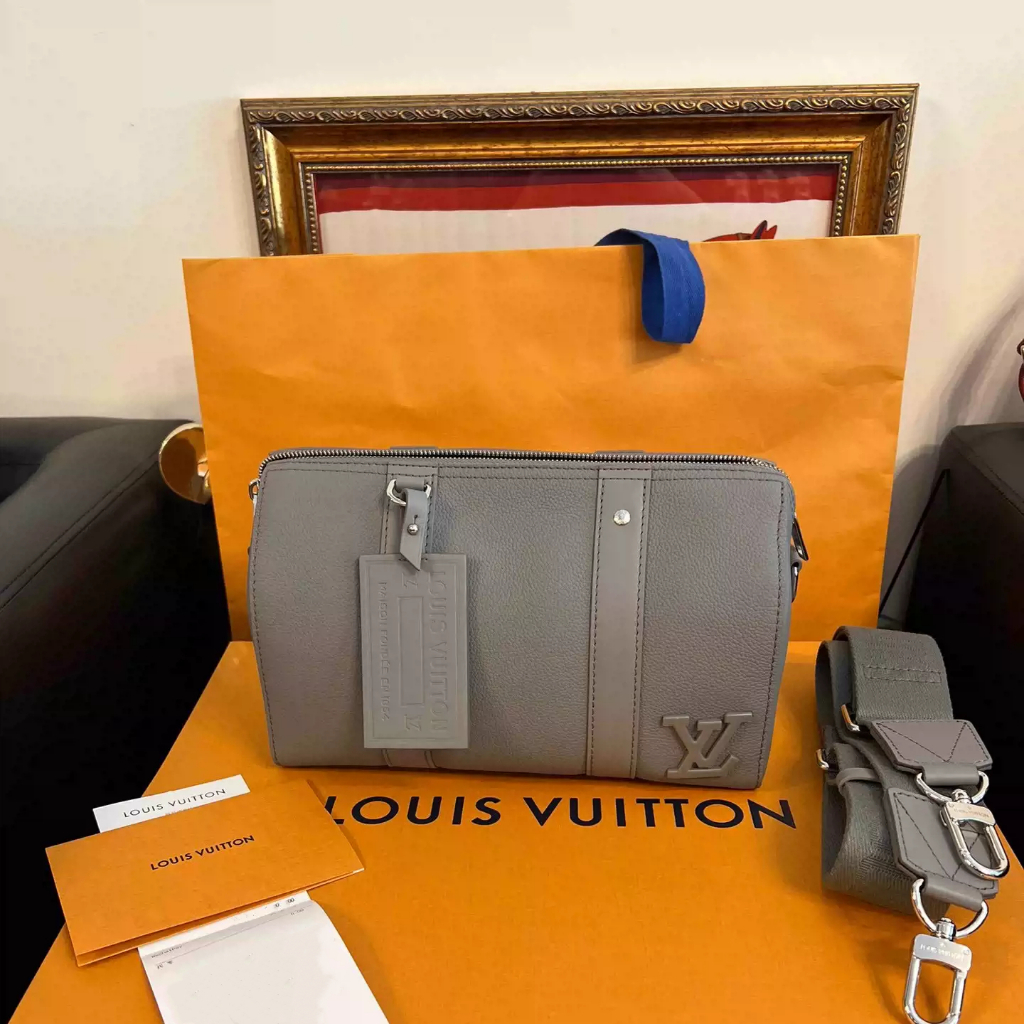 Tas Louis Vuitton City Keepall M59328, tas travel model messenger berbahan kulit sapi warna abu-abu.