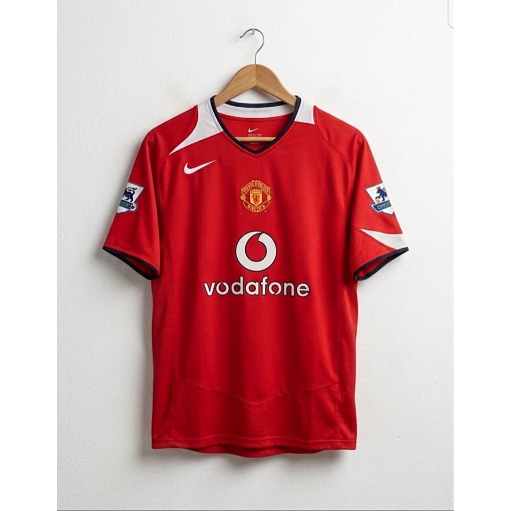 Jersey kandang Manchester United musim 2004-2006