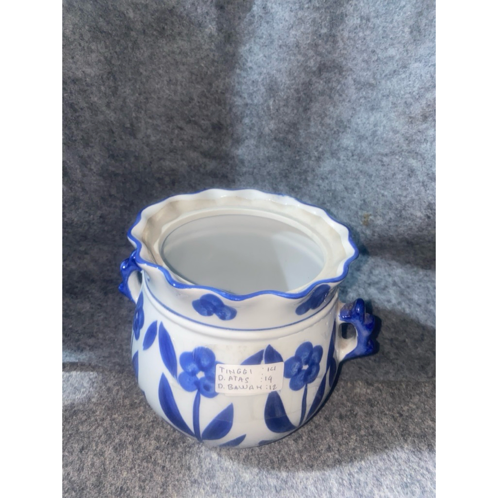 Guci keramik biru putih klasik