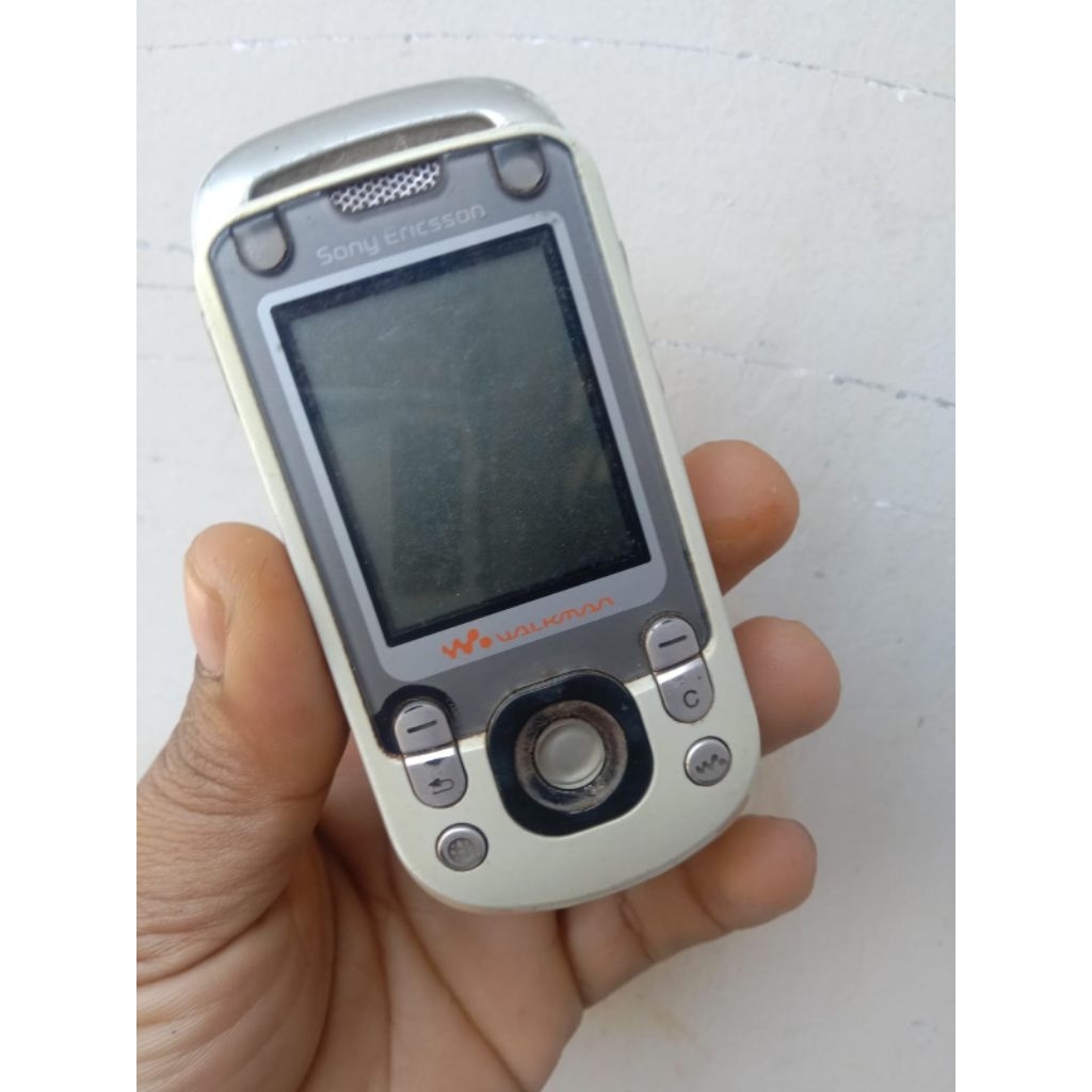 Sony Ericsson W550i warna silver