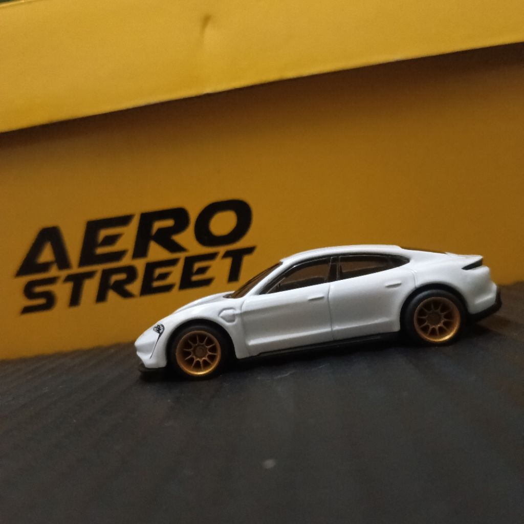 HW Porsche Taycan Turbo S (Ban Karet)