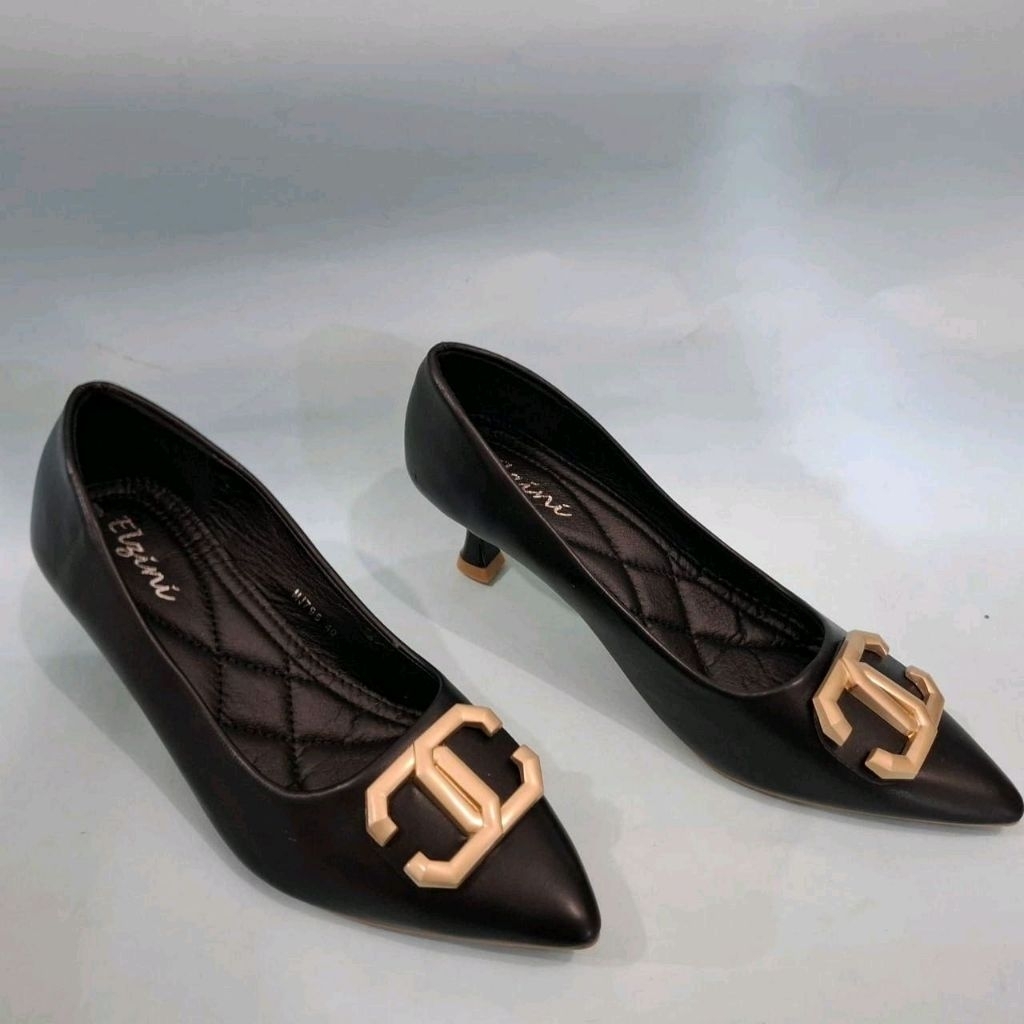 Elgini Collection Sepatu Heels Hitam Size 36-40 dengan Detail Logo Khas untuk Kesempatan Formal dan 