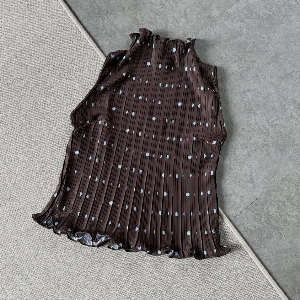 PLEATS COLLECTION BY ROETOE | Rtowear | inner pleats | pleated top