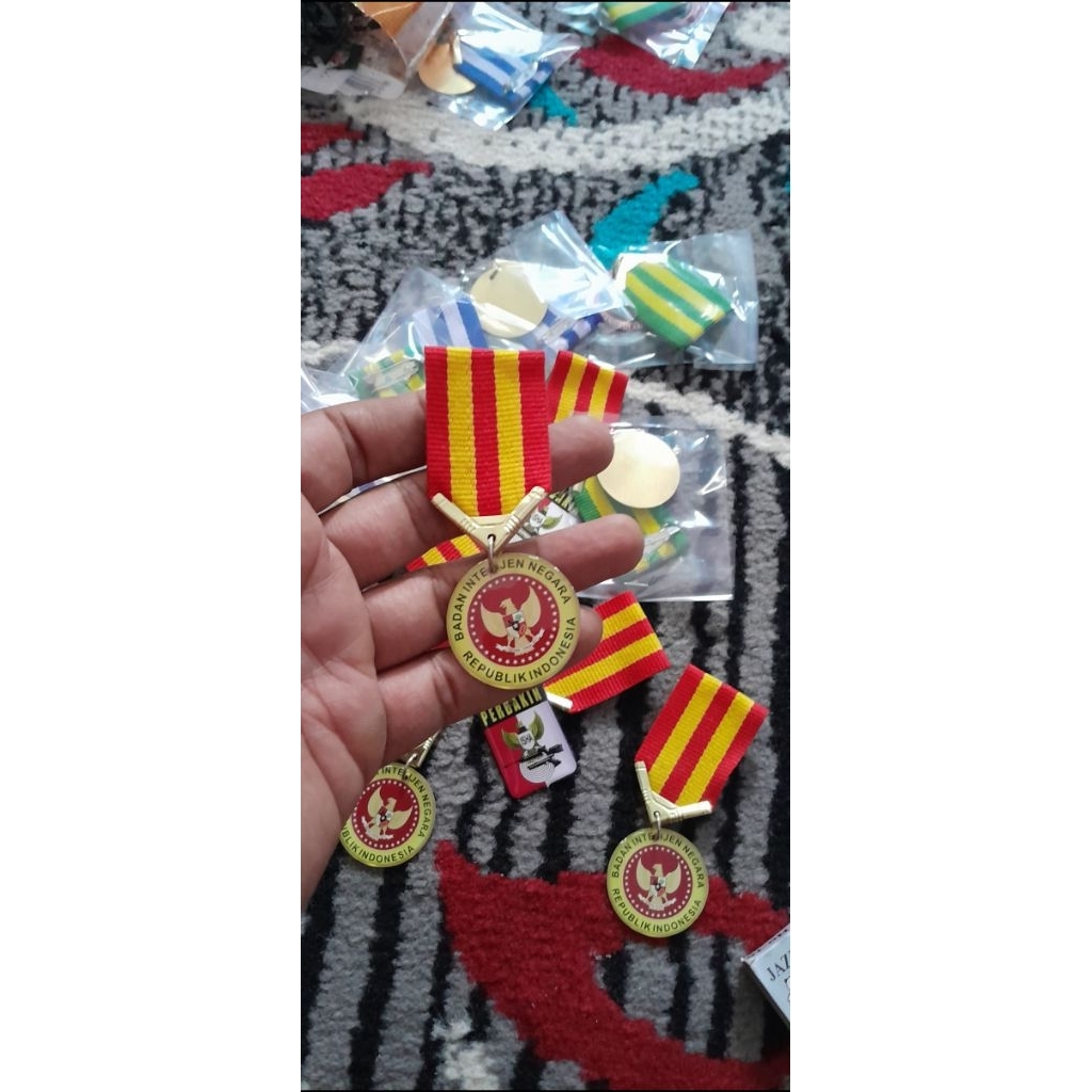 Lencana kuningan resin custom