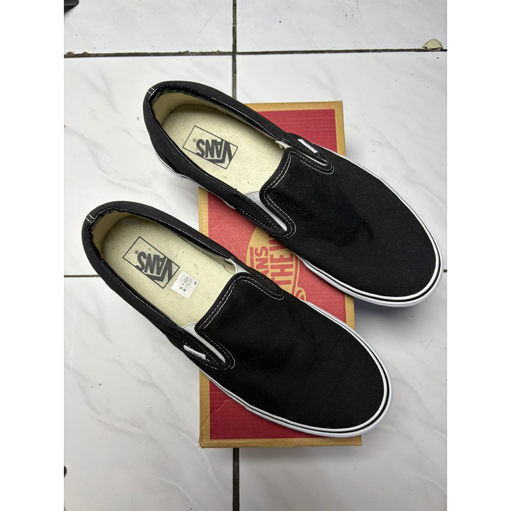 (Bekas) Vans Classic Slip On. Size 44.5. Good condition. Original Vans.